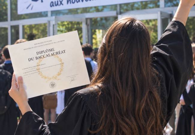 Photo IA bacheliere article Que faire apres le Bac