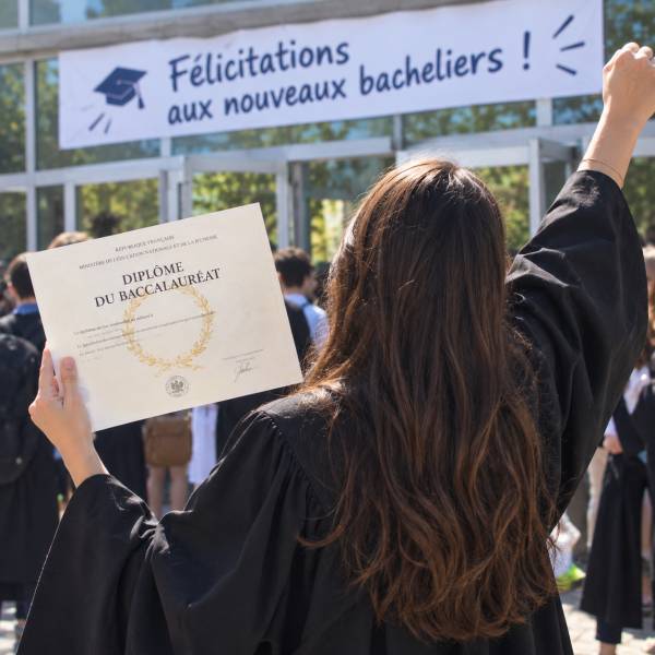 Photo IA bacheliere article Que faire apres le Bac